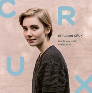 Tenåringsjente med kort lyst står foran en lys rosa vegg og ser alvorlig inn i kamera