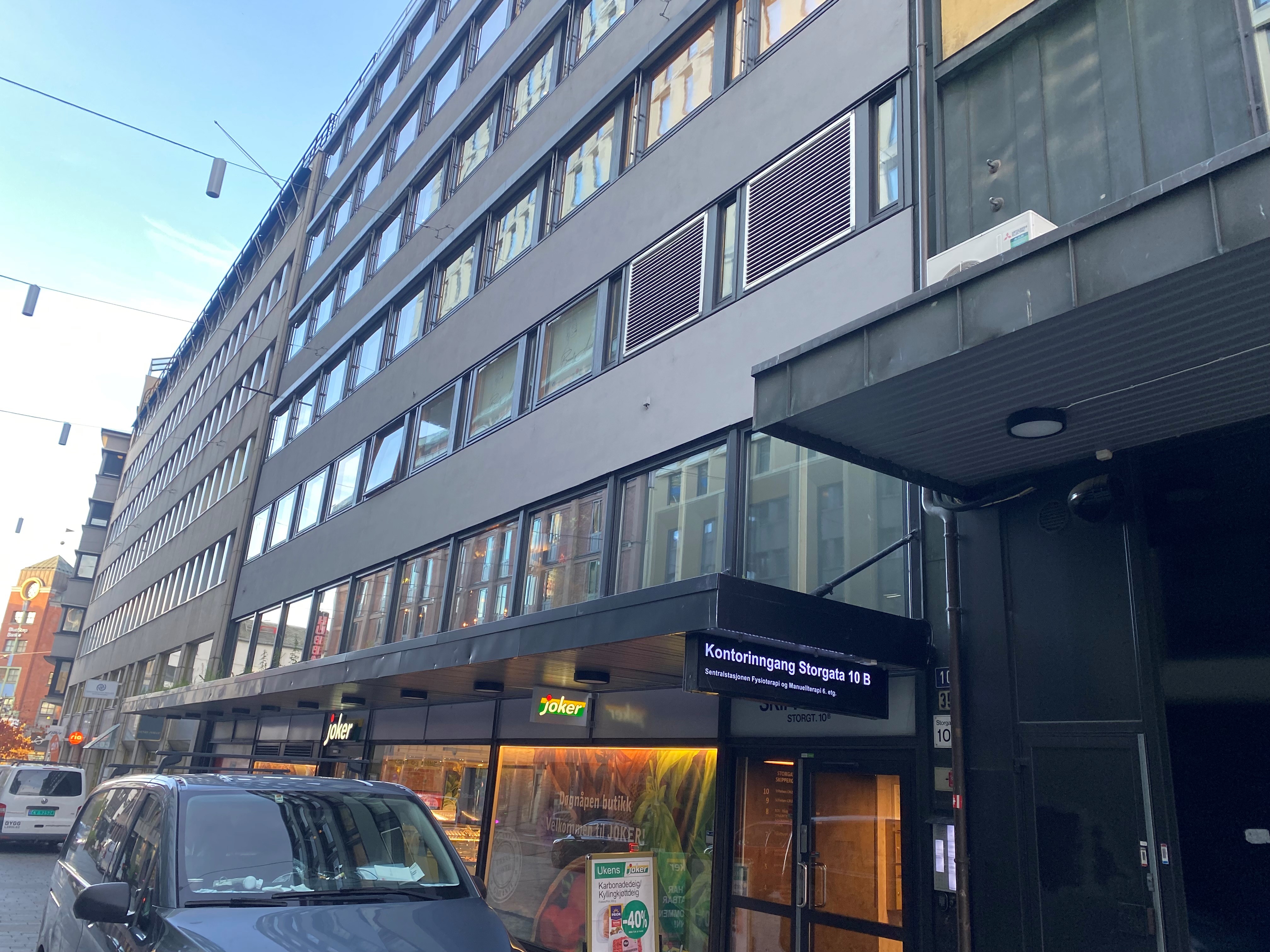 Brunt 10 etasjers bygg som hovedkontoret holder til i