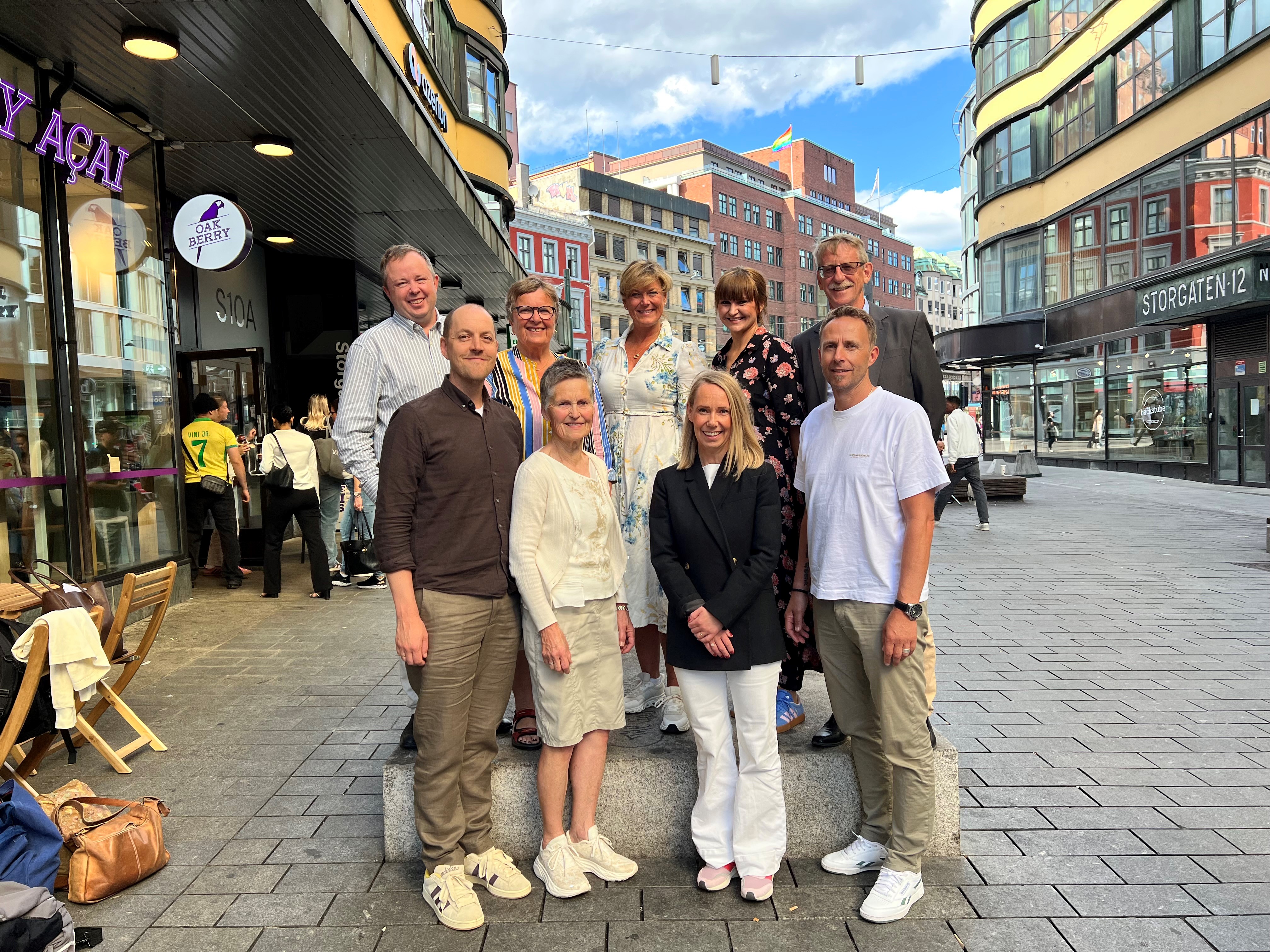 Alle styremedlemmene står ved siden av hverandre og smiler til kamera