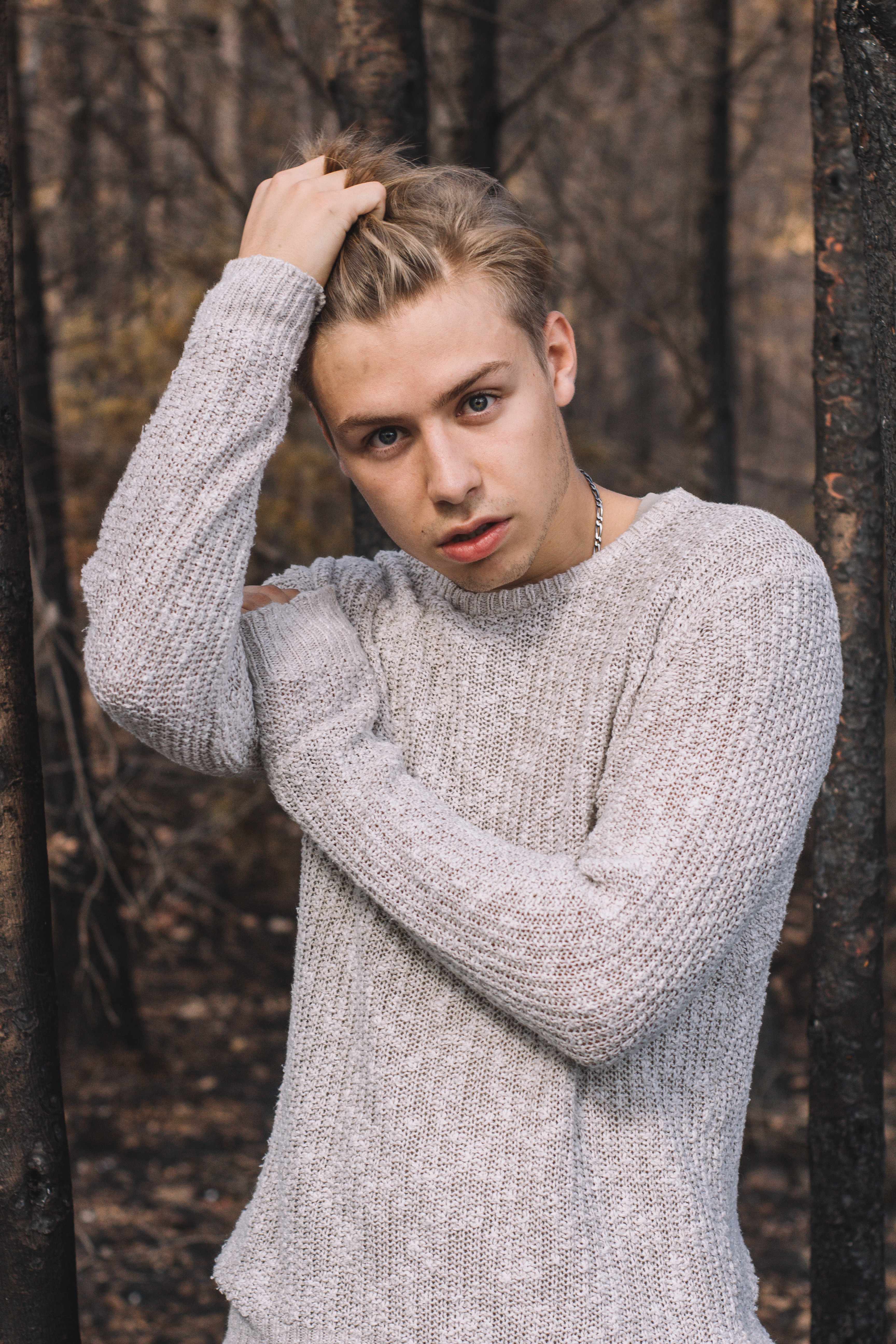 gutt-med-handen-i-haret