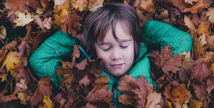 gutt-sover-i-lovblader