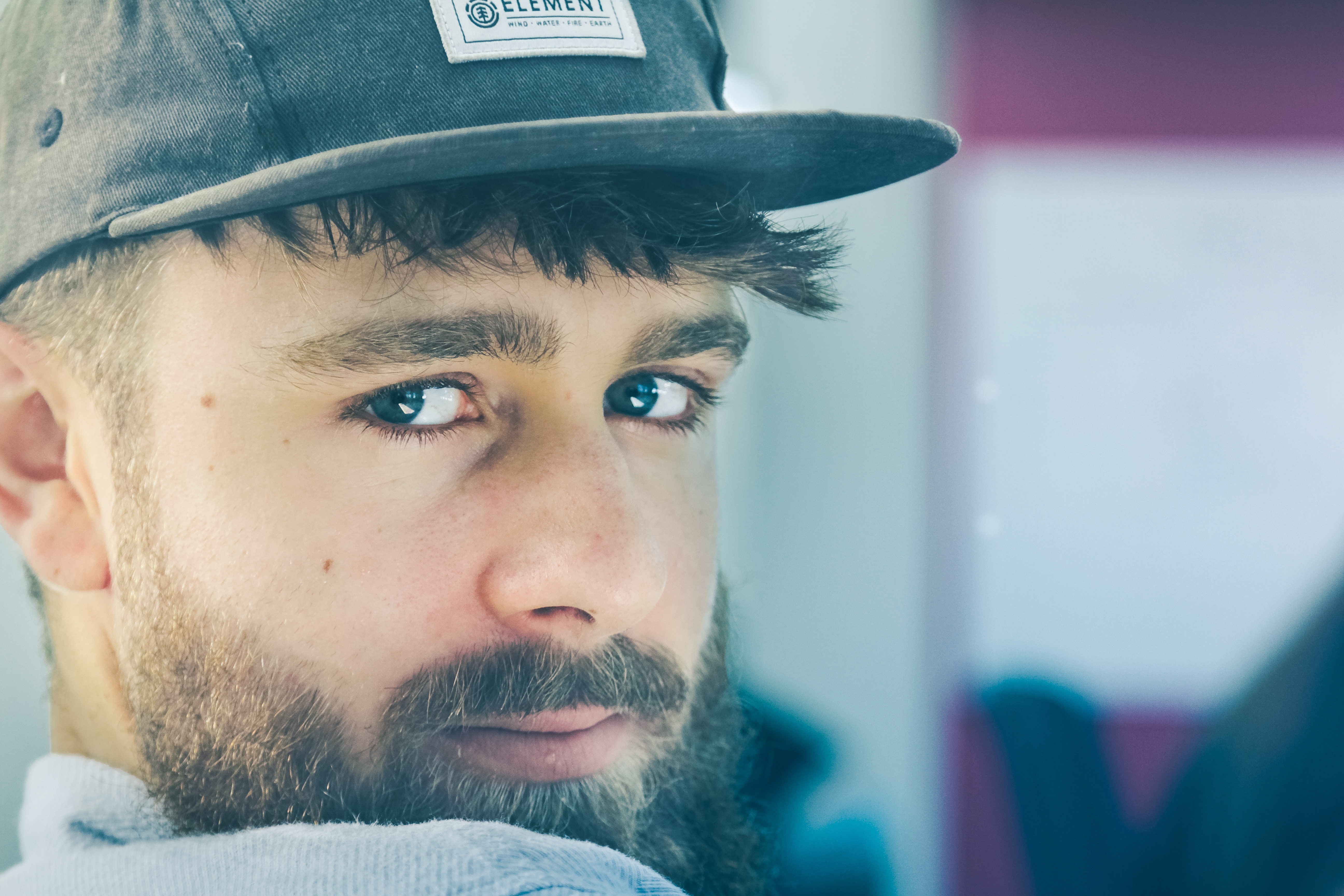 mann-med-caps-og-skjegg